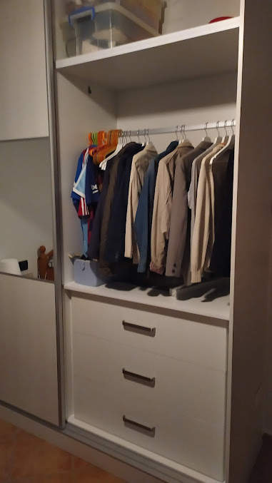 Vestidor a medida de madera con cajonera