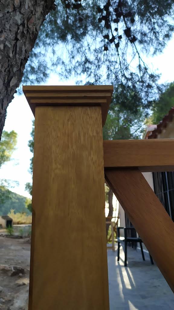 Detalle de poste de baranda de madera para exterior