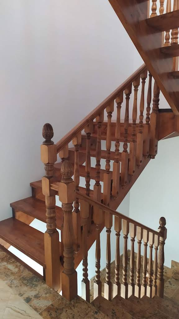 Escalera de madera a medida con balaustres torneados, trabajo artesanal en Lorca