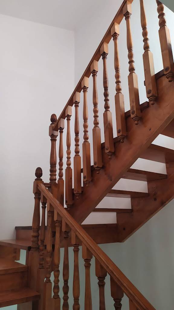 Escalera de madera maciza con balaustres torneados