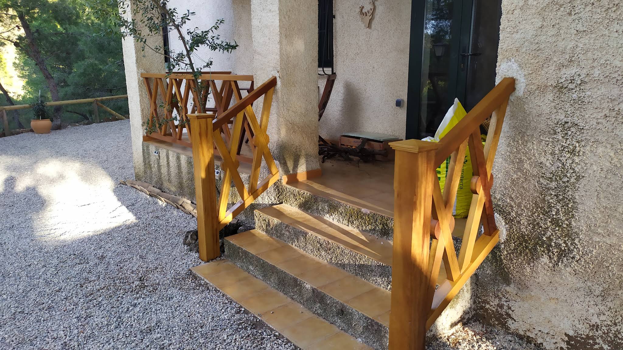 Baranda de madera rústica para exterior