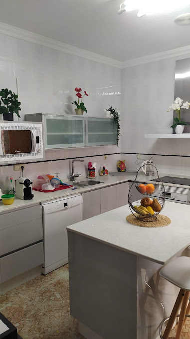 Cocina clásica de madera a medida con isla