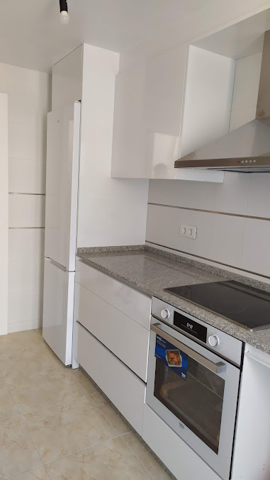 Cocina blanca a medida con campana de acero