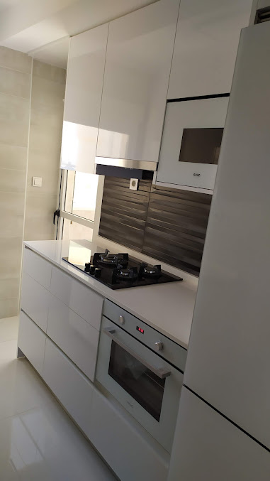 Cocina blanca a medida con horno empotrado