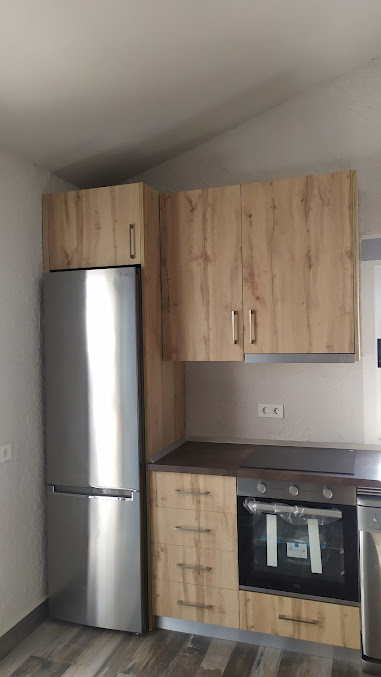 Cocina de madera natural a medida con nevera inox