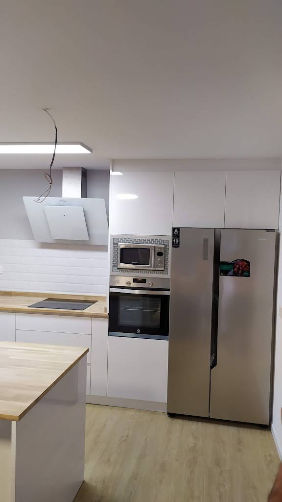Cocina blanca a medida con nevera americana