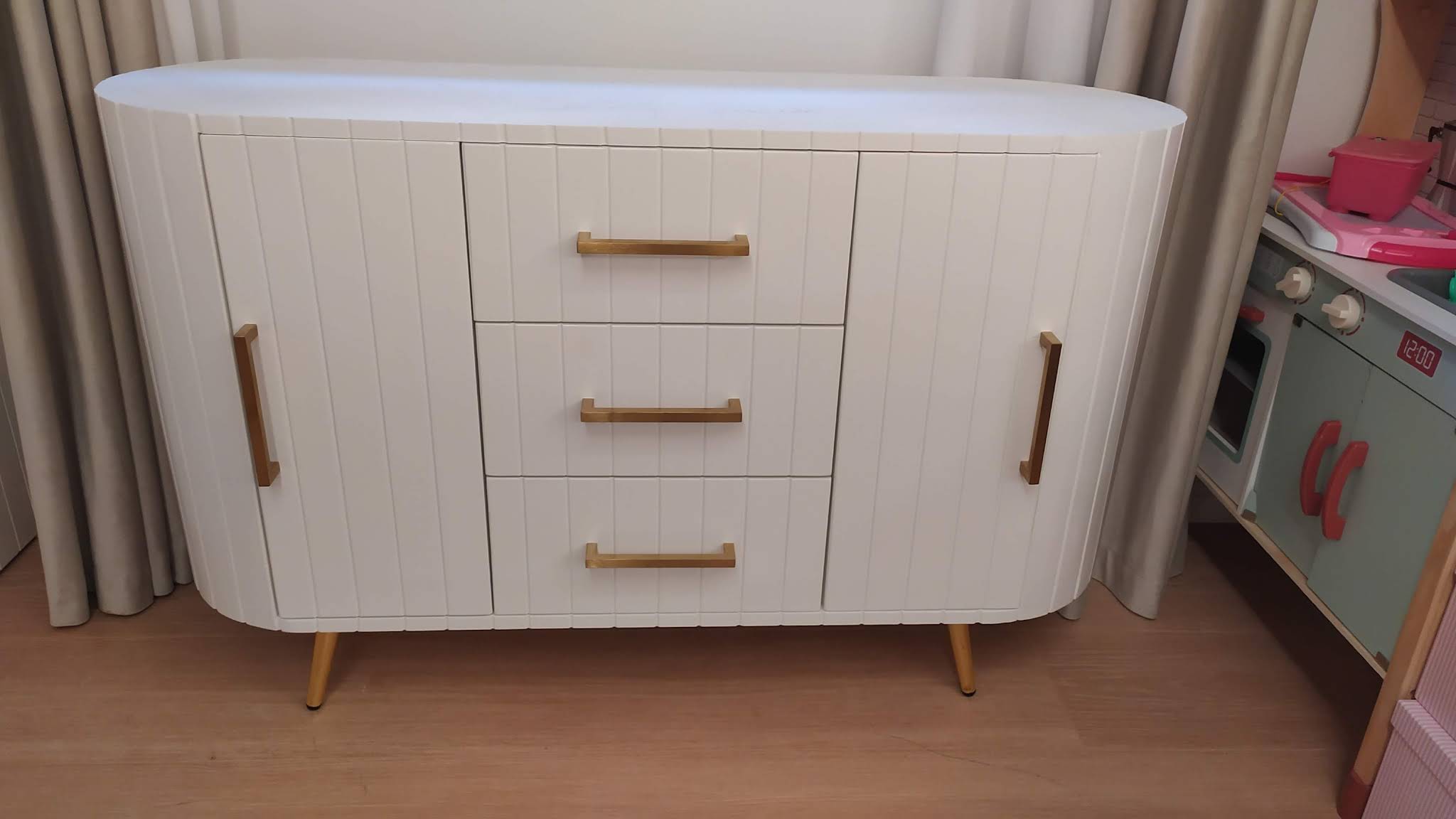 Cómoda de madera a medida con patas torneadas
